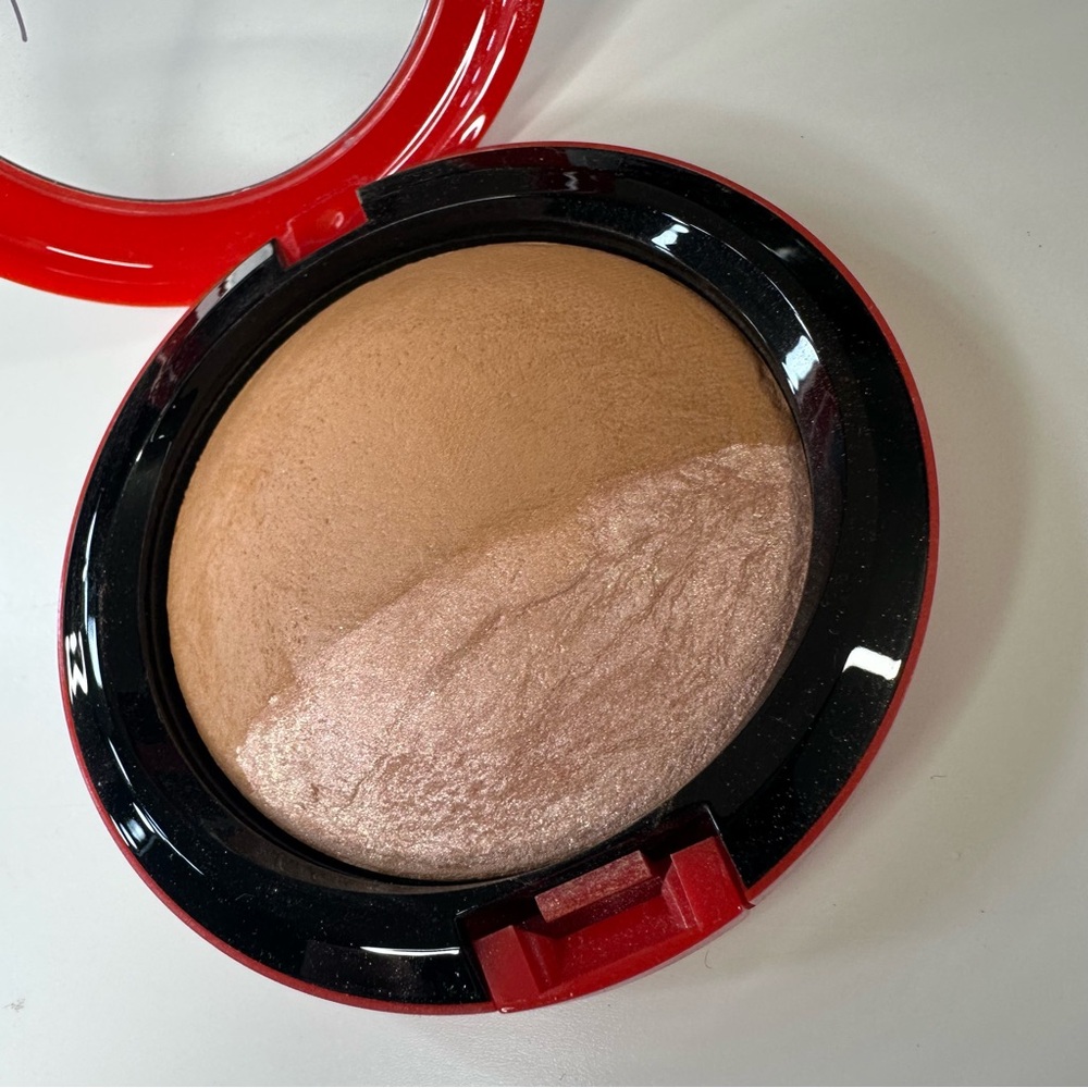 MAC x Sharon Osbourne Mineralize Skinfinish in Refresh, Soft Brown - Picture 6 of 9